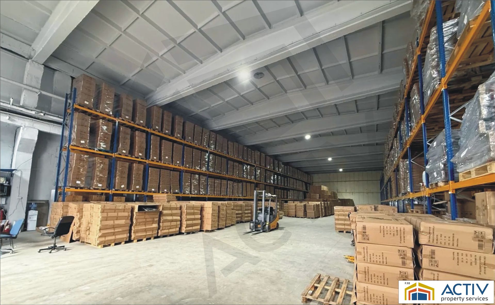 Hala de vanzare Bucuresti Est Interior.JPG