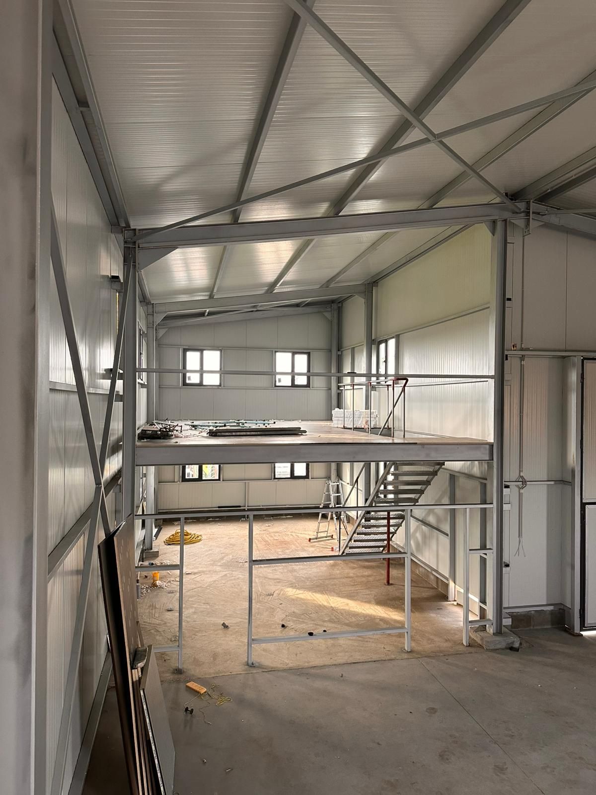 Hala-de-inchiriat-est-interior