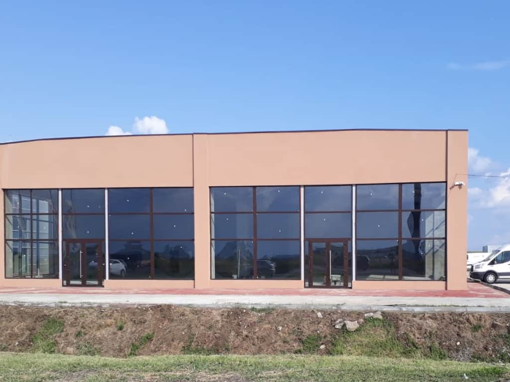 Showroom de inchiriat inchiriere proprietati industriale Timisoara sud vedere fatada- finalizare pavaj exterior